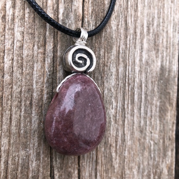 Rhodonite for Compassion, Balance and Confidence - Picture 5 of 9